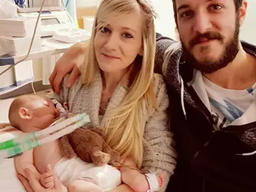 Charlie Gard, acompañado de sus padres Charlie Gard, acompañado de sus padres