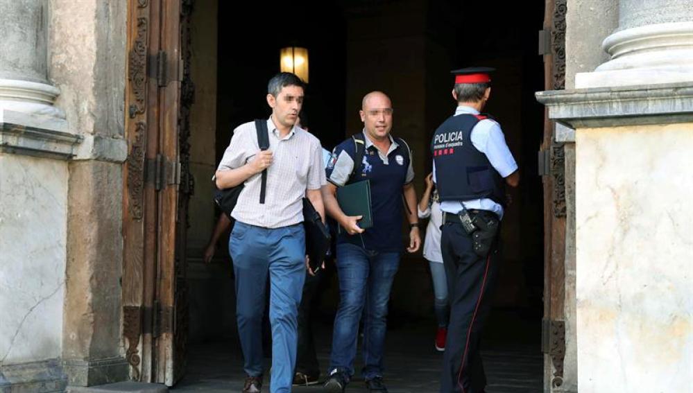 La Guardia Civil abandona el Palau de la Generalitat