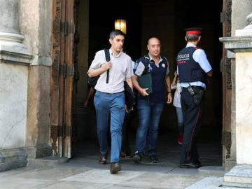 La Guardia Civil abandona el Palau de la Generalitat