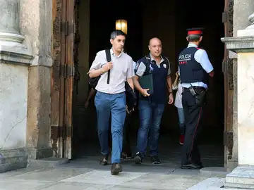 La Guardia Civil abandona el Palau de la Generalitat La Guardia Civil abandona el Palau de la Generalitat
