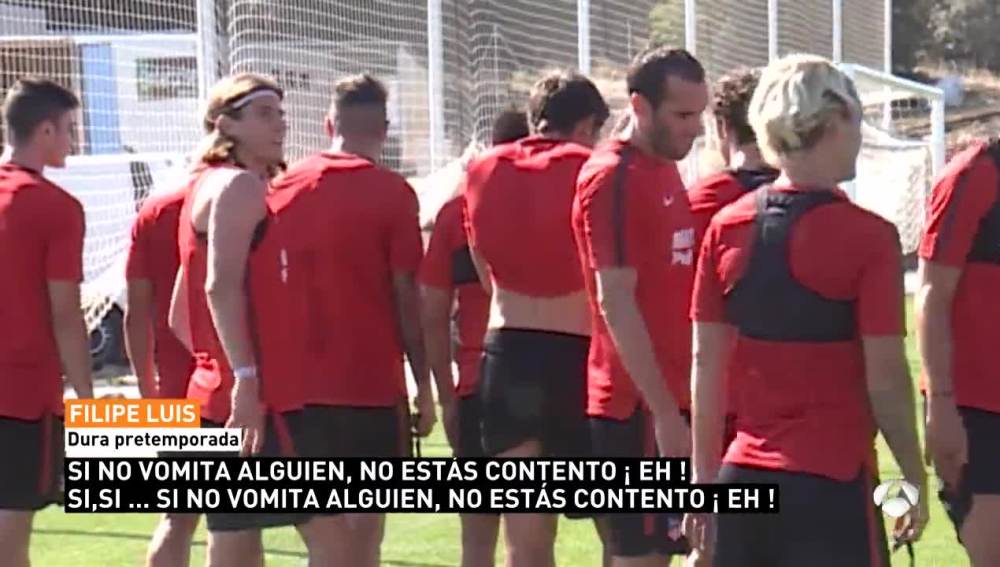 Filipe Luis bromea en el entrenamiento del Atlético de Madrid
