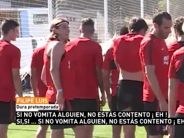 Filipe Luis bromea en el entrenamiento del Atlético de Madrid Filipe Luis bromea en el entrenamiento del Atlético de Madrid