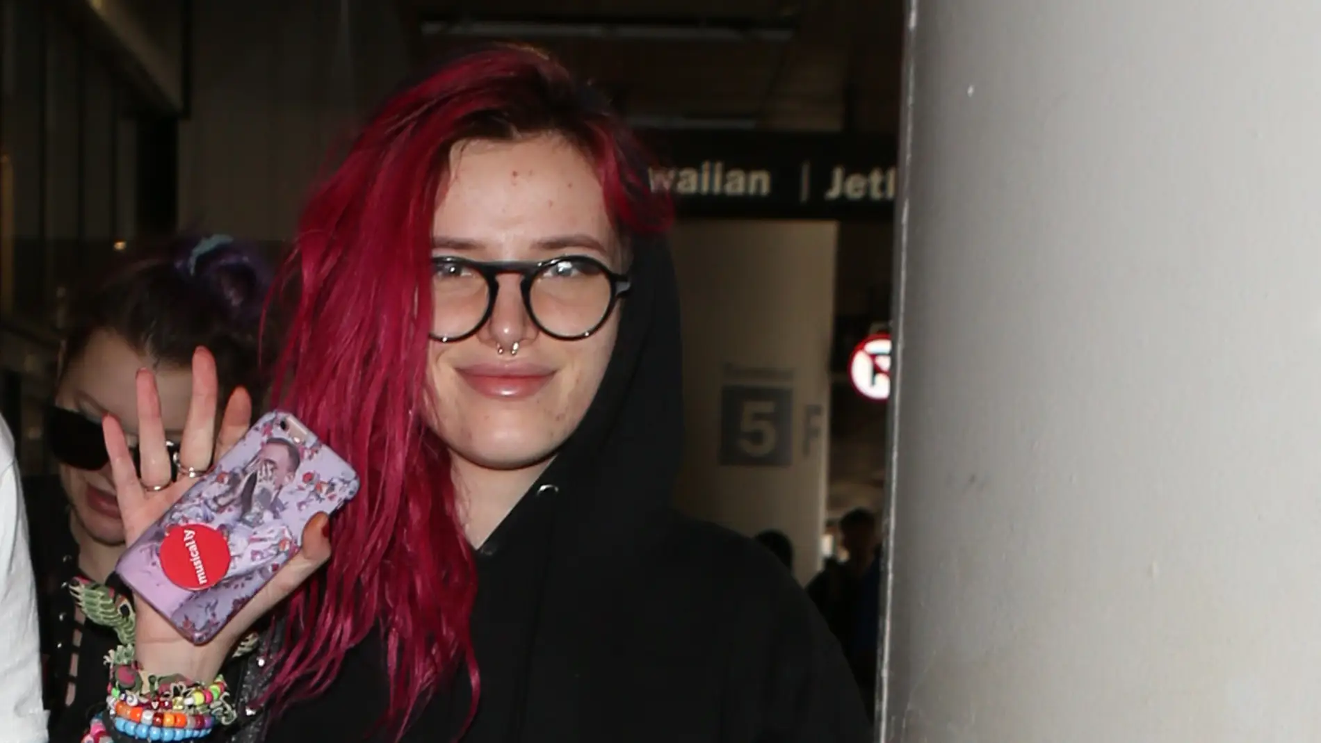 Bella Thorne al natural con un look muy desarreglado