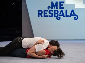 Fele Martínez y Mariola Fuentes se atreven con una ouija en ‘Me Resbala' Fele Martínez y Mariola Fuentes se atreven con una ouija en ‘Me Resbala'