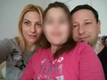 Lucía junto a sus padres Lucía junto a sus padres