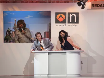 Unos especiales Matías Prats y Mónica Carrillo presentan el informativo más ‘pendiente’ en ‘Me Resbala’ Unos especiales Matías Prats y Mónica Carrillo presentan el informativo más ‘pendiente’ en ‘Me Resbala’