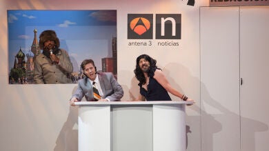 Unos especiales Matías Prats y Mónica Carrillo presentan el informativo más ‘pendiente’ en ‘Me Resbala’ 