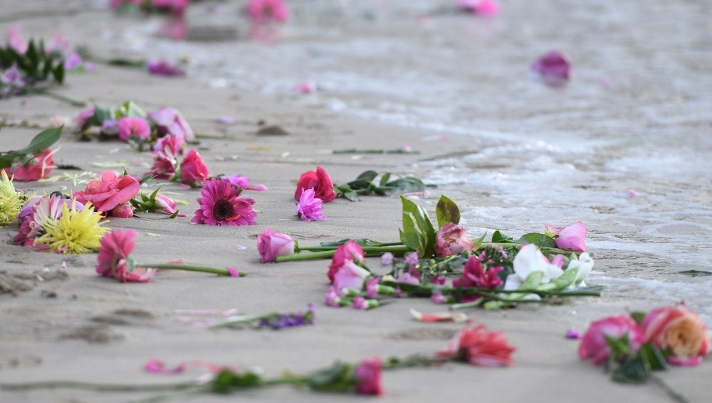 Familiares y amigos se reúnen en la playa Freshwater para hacer una vigilia con velas y flores rosadas en honor a Justine Damond, en Sídney