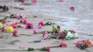 Familiares y amigos se reúnen en la playa Freshwater para hacer una vigilia con velas y flores rosadas en honor a Justine Damond, en Sídney