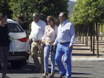 Familiares de Miguel Blesa abandonan el tanatorio de Córdoba después de la incineración del cuerpo falelcido Familiares de Miguel Blesa abandonan el tanatorio de Córdoba después de la incineración del cuerpo falelcido