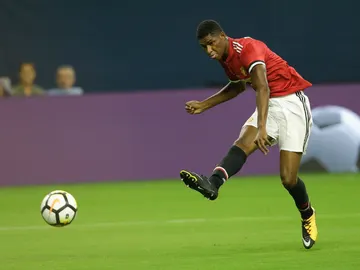 Rashford dispara a puerta Rashford dispara a puerta
