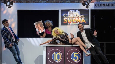 El teatro de pendiente de ‘Me Resbala’ homenajea a ‘Tu cara me suena’ con un invitado muy especial 