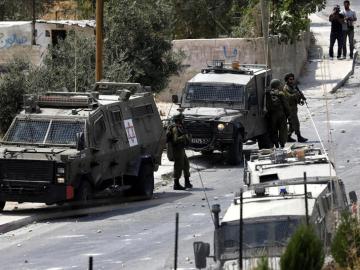 Soldados israelíes patrullan en una villa cerca de la ciudad de Belén, en el territorio palestino de Cisjordania