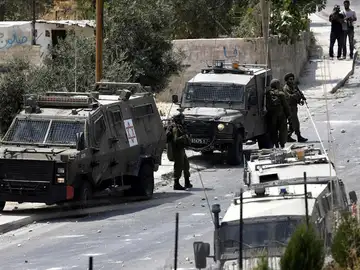 Soldados israelíes patrullan en una villa cerca de la ciudad de Belén, en el territorio palestino de Cisjordania Soldados israelíes patrullan en una villa cerca de la ciudad de Belén, en el territorio palestino de Cisjordania