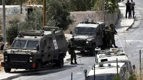 Soldados israelíes patrullan en una villa cerca de la ciudad de Belén, en el territorio palestino de Cisjordania Soldados israelíes patrullan en una villa cerca de la ciudad de Belén, en el territorio palestino de Cisjordania