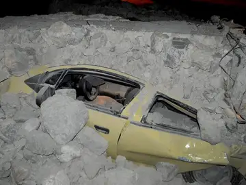 Un coche atrapado por los escombros tras el terremoto en Grecia Un coche atrapado por los escombros tras el terremoto en Grecia