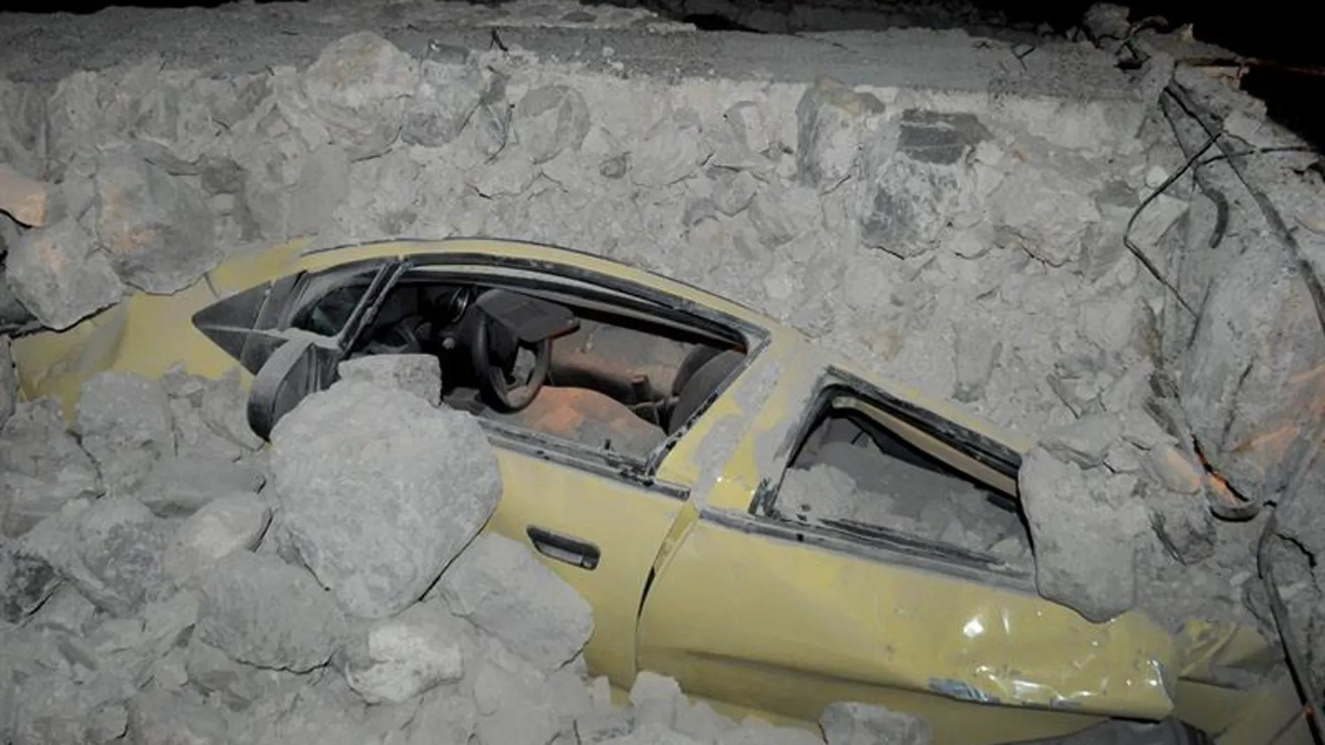Un coche atrapado por los escombros tras el terremoto en Grecia Un coche atrapado por los escombros tras el terremoto en Grecia