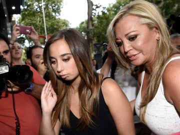 Andrea Janeiro llega con su madre a su fiesta Andrea Janeiro llega con su madre a su fiesta
