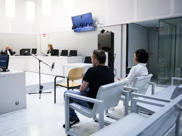 Soukaina Aboudrar (d), de 19 años, y Marouan Ben Nacer (i), vecino de Mataró (Barcelona) de 32, durante el juicio Soukaina Aboudrar (d), de 19 años, y Marouan Ben Nacer (i), vecino de Mataró (Barcelona) de 32, durante el juicio