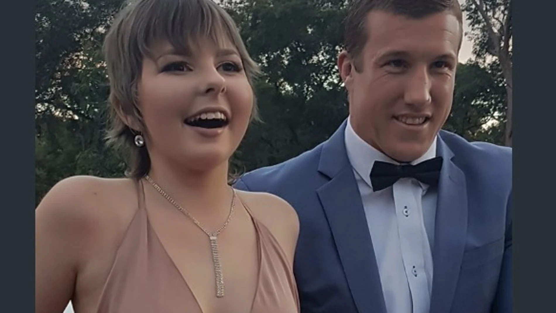 Hannah junto a Trent Hodkinson Hannah junto a Trent Hodkinson
