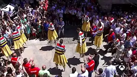 Los danzadores de Anguiano cumplen con la tradición de girar sobre sus zancos Los danzadores de Anguiano cumplen con la tradición de girar sobre sus zancos