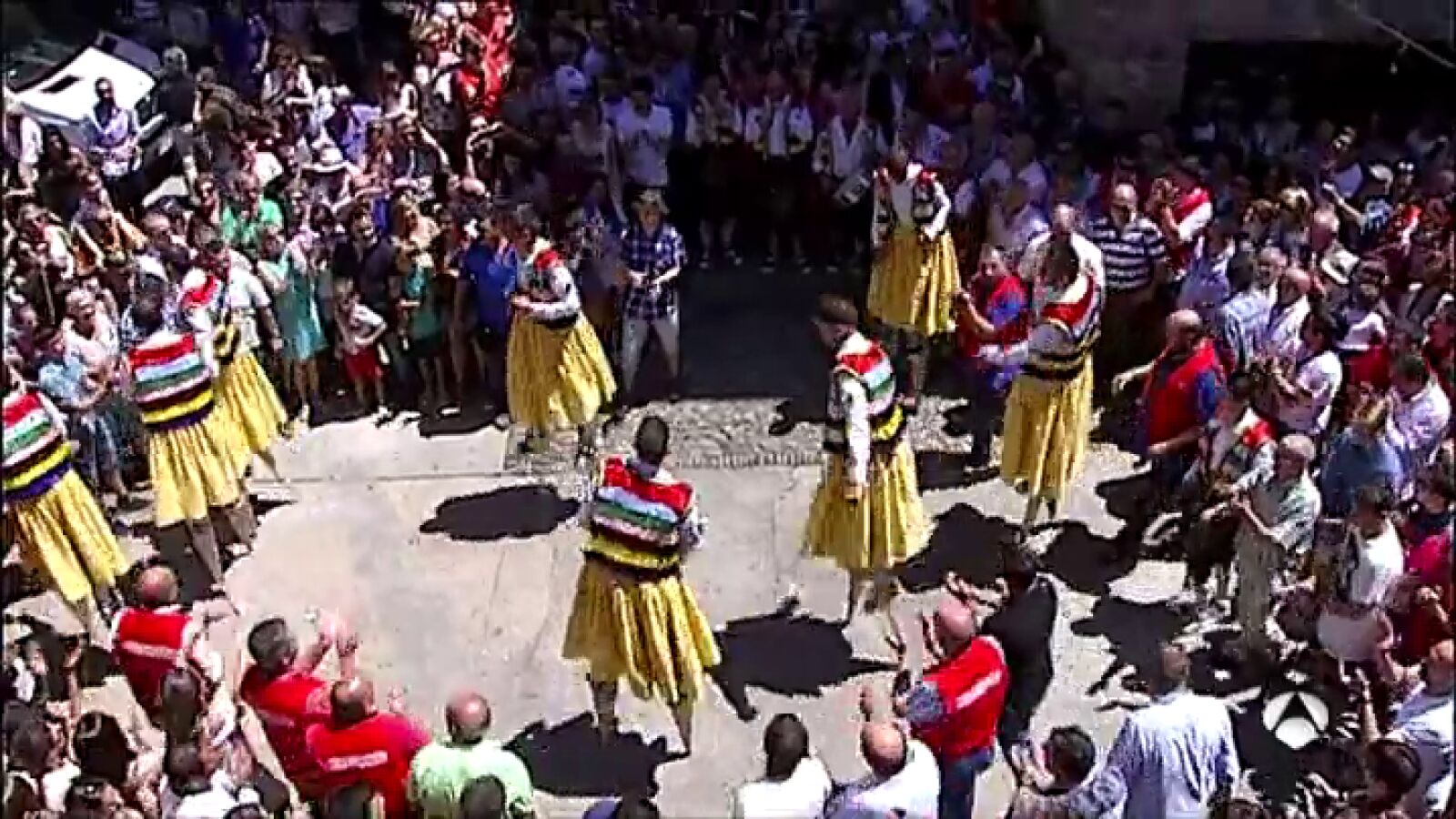 Los danzadores de Anguiano cumplen con la tradición de girar sobre sus zancos