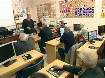 El 20% de los españoles quiere retirar el carnet a los conductores mayores de 65 años, aunque son los que menos accidentes sufren El 20% de los españoles quiere retirar el carnet a los conductores mayores de 65 años, aunque son los que menos accidentes sufren