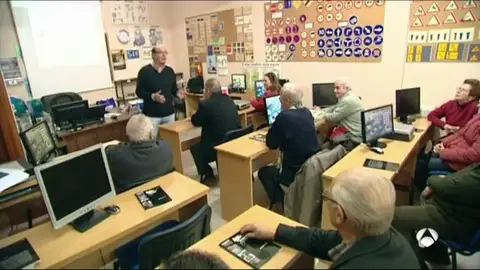 El 20% de los españoles quiere retirar el carnet a los conductores mayores de 65 años, aunque son los que menos accidentes sufren El 20% de los españoles quiere retirar el carnet a los conductores mayores de 65 años, aunque son los que menos accidentes sufren