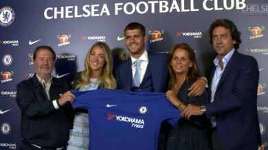Álvaro Morata ya posa con la camiseta del Chelsea: 