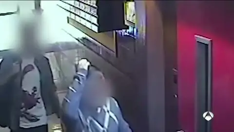 Dos detenidos por robar a octogenarios fingiendo ser operadores de teleasistencia en Barcelona Dos detenidos por robar a octogenarios fingiendo ser operadores de teleasistencia en Barcelona