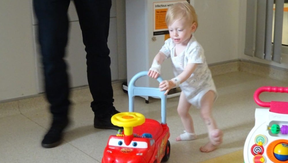 El pequeño Oliver caminando en el hospital