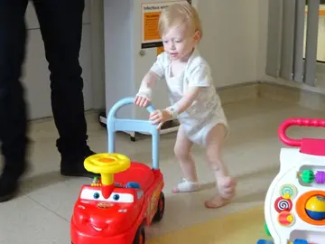El pequeño Oliver caminando en el hospital El pequeño Oliver caminando en el hospital
