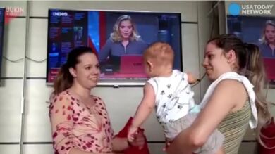 El adorable y gracioso momento en el que un bebé no sabe diferenciar a su madre de su hermana gemela