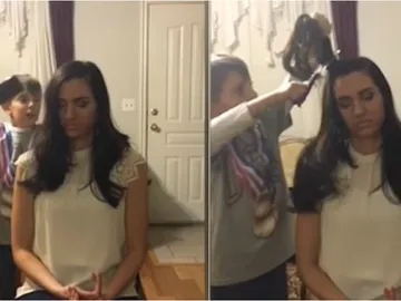 Capturas del vídeo en el que un niño le corta un mechón de pelo a su madre Capturas del vídeo en el que un niño le corta un mechón de pelo a su madre