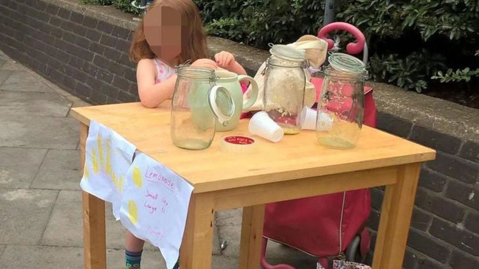 El puesto de limonada montado por la niña en la calle El puesto de limonada montado por la niña en la calle