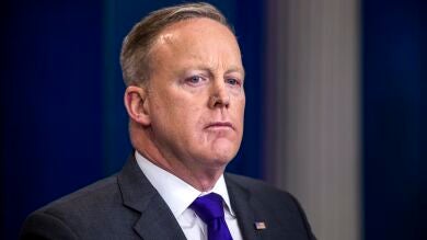 Sean Spicer, exportavoz de la Casa Blanca, sorprende en los Emmy parodiándose a sí mismo