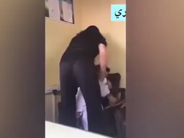 Agrediendo a un hombre Agrediendo a un hombre