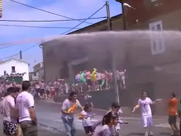 Riojanos y visitantes se bañan en vino en la tradicional 'batalla del clarete' Riojanos y visitantes se bañan en vino en la tradicional 'batalla del clarete'