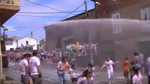 Riojanos y visitantes se bañan en vino en la tradicional 'batalla del clarete' Riojanos y visitantes se bañan en vino en la tradicional 'batalla del clarete'