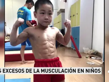 El polémico caso de los niños culturistas que pasan horas en el gimnasio y pueden desarollar graves enfermedades El polémico caso de los niños culturistas que pasan horas en el gimnasio y pueden desarollar graves enfermedades