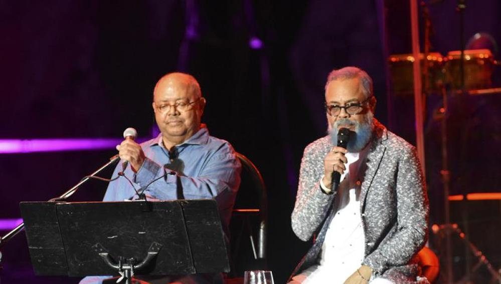 Los cantautores cubanos Pablo Milanés (i) y Pancho Céspedes
