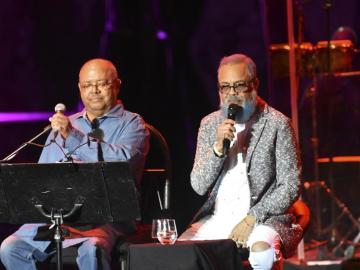 Los cantautores cubanos Pablo Milanés (i) y Pancho Céspedes