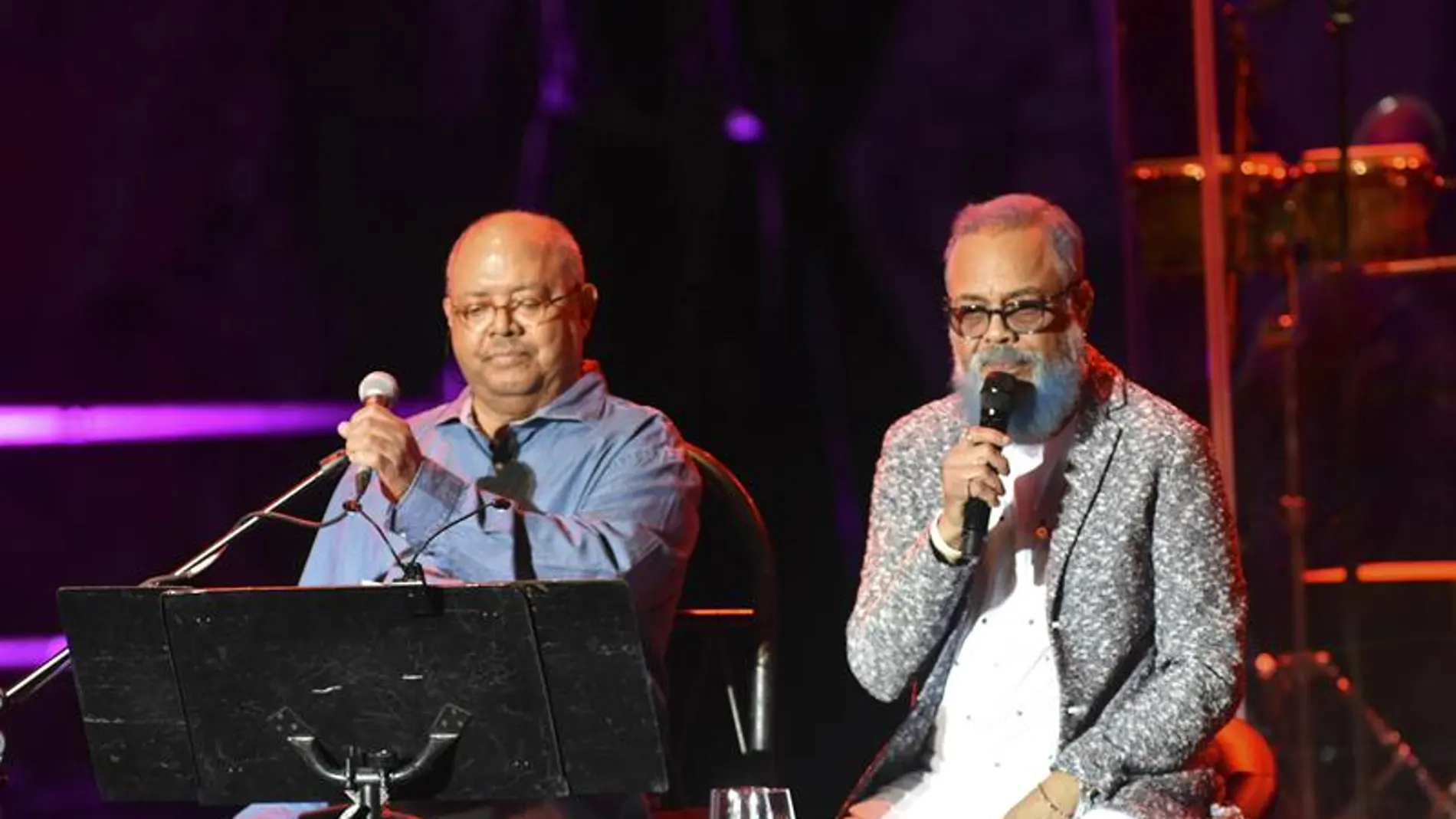 Los cantautores cubanos Pablo Milanés (i) y Pancho Céspedes