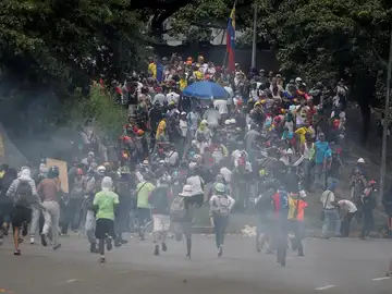 Manifestantes opositores se enfrentan a la Guardia Nacional Bolivariana Manifestantes opositores se enfrentan a la Guardia Nacional Bolivariana