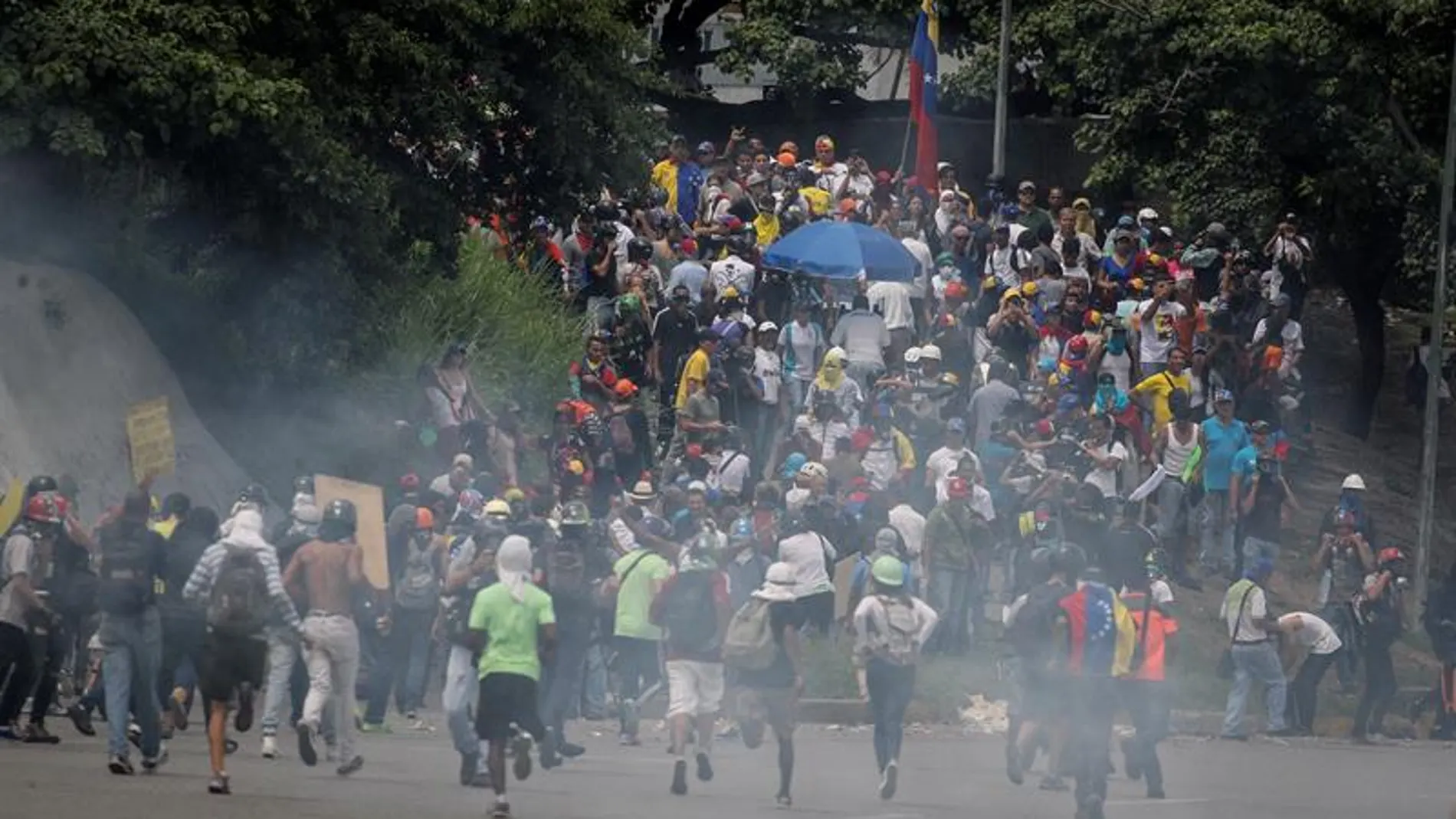 Manifestantes opositores se enfrentan a la Guardia Nacional Bolivariana Manifestantes opositores se enfrentan a la Guardia Nacional Bolivariana