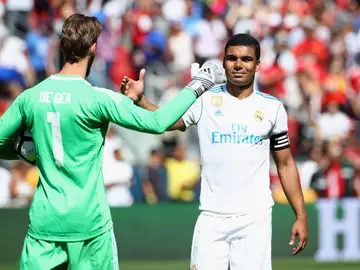 Casemiro saluda a De Gea en un partido de pretemporada Casemiro saluda a De Gea en un partido de pretemporada