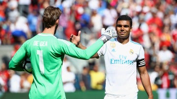 Casemiro saluda a De Gea en un partido de pretemporada