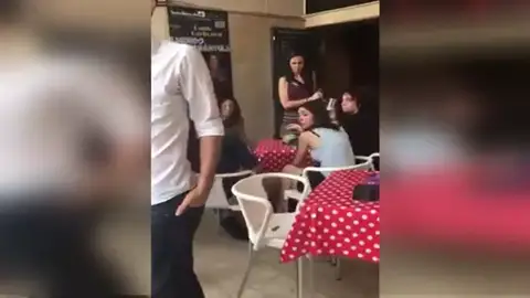 Un venezolano increpa a Pablo Iglesias y a Irene Montero Un venezolano increpa a Pablo Iglesias y a Irene Montero
