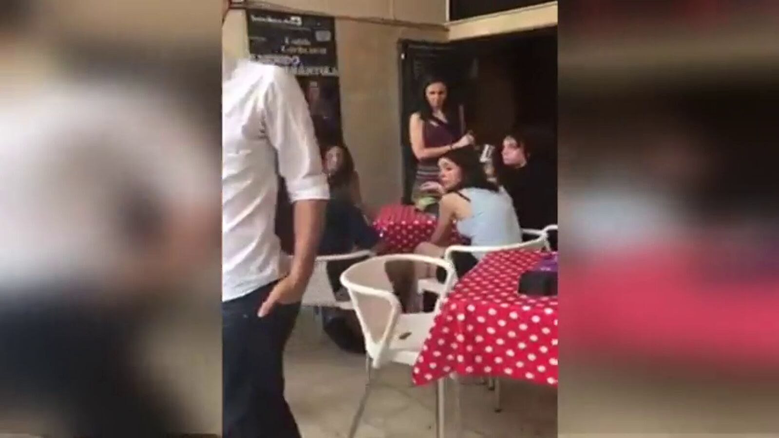 Un venezolano increpa a Pablo Iglesias y a Irene Montero