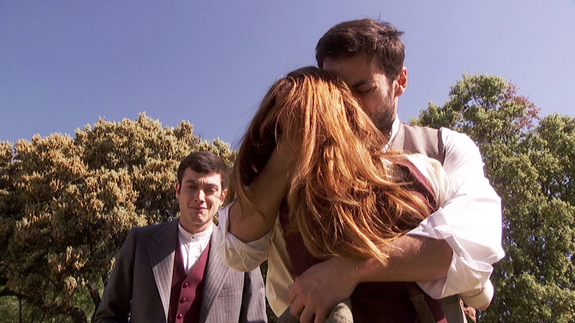 Julieta busca consuelo en los brazos de Saúl